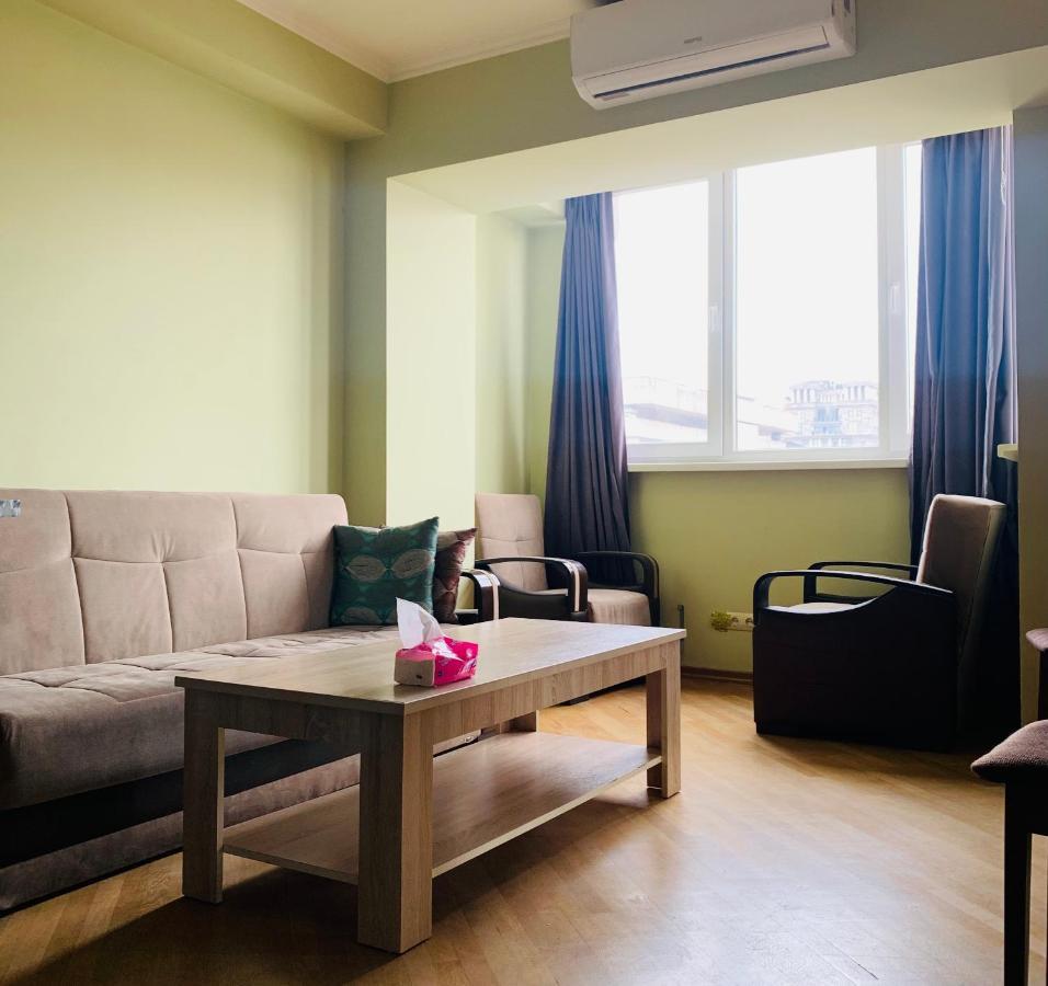 Cozy Apartment Near Republic Square Yerevan Bagian luar foto