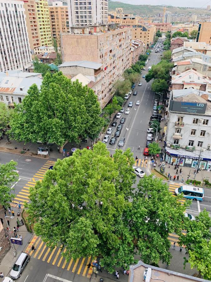 Cozy Apartment Near Republic Square Yerevan Bagian luar foto
